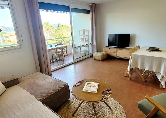 Family Nest Overlooking The Gulf Of Saint-Tropez